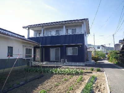 限られた敷地に作られた家庭菜園のあるコンパクトな家